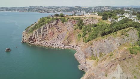 Vista-Del-Cielo-De-La-Costa-Y-Los-Acantilados-En-Torquay,-Devon-En-Inglaterra