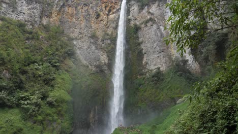 Toma-En-Cámara-Lenta-De-La-Cascada-Sipiso-Piso-En-El-Norte-De-Sumatra,-Indonesia---Cámara-Inclinándose-Lentamente-Hacia-Arriba