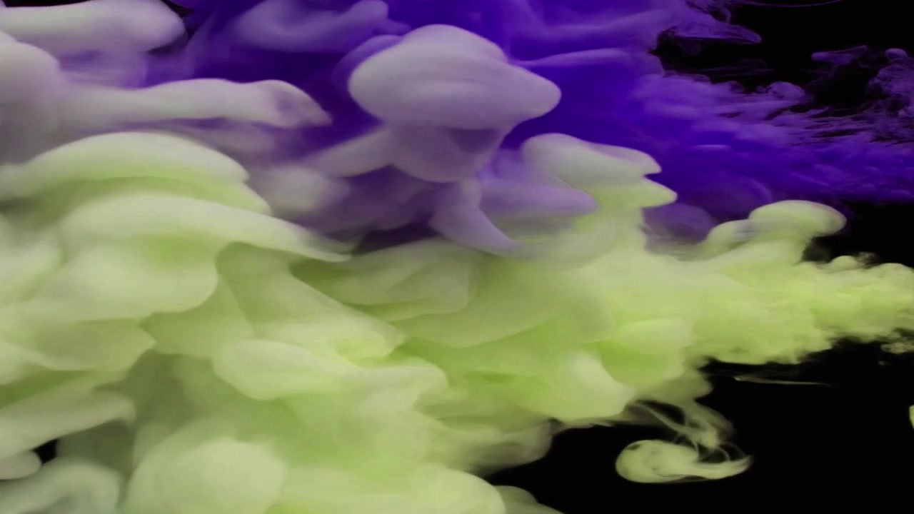 Nuvole di inchiostro viola e verde lime che turbinano nell'acqua