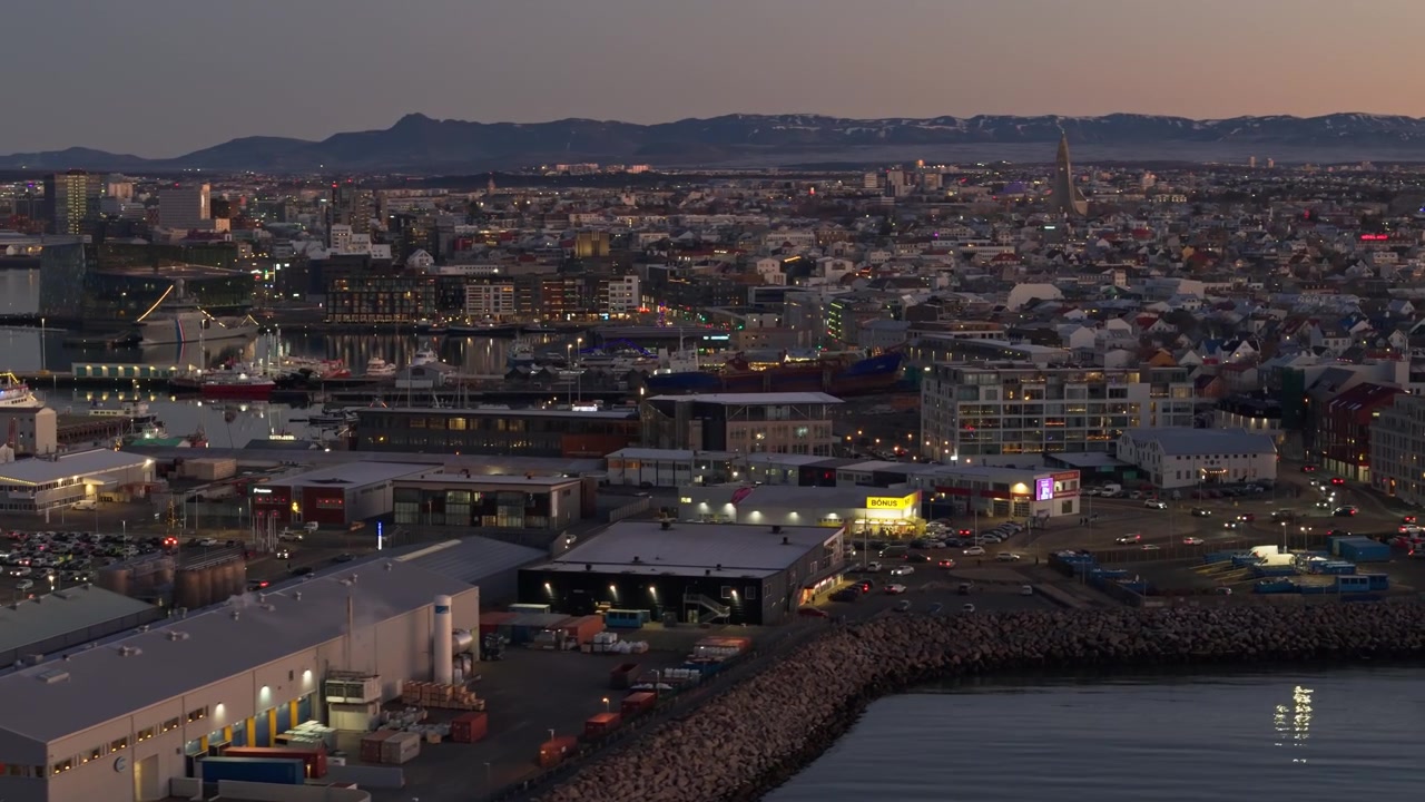 Kota Reykjavik Islandia diterangi saat fajar. Pemandangan udara.