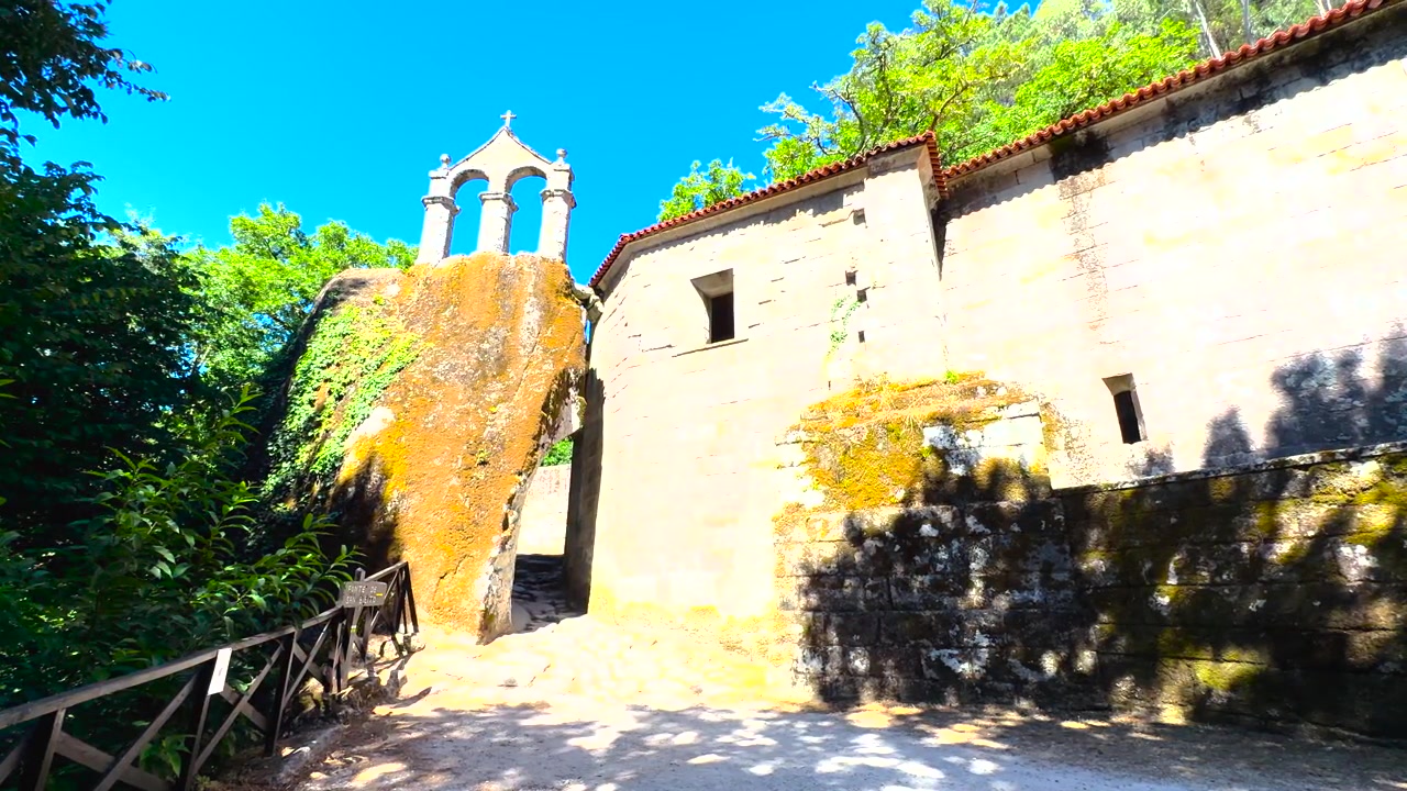 Monastero in pietra e campanile a vela a San Pedro de Rocas a Esgos, Ourense, Galizia, Spagna