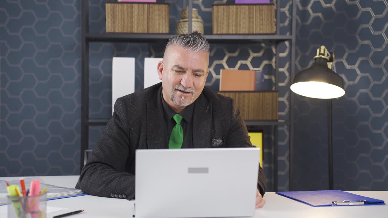 el hombre de negocios está positivamente desconcertado.