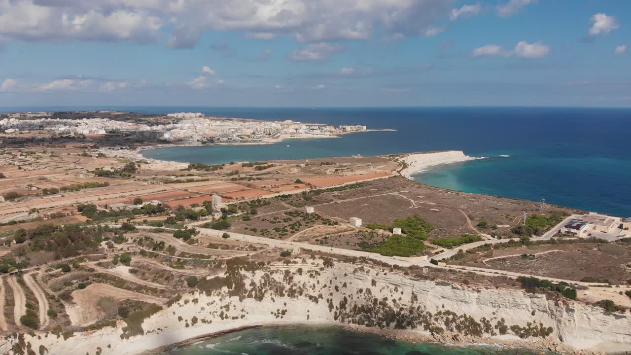 동부 몰타, marsaxlokk 지역, il-hofra l-kbira bay의 공중 드론 비디오