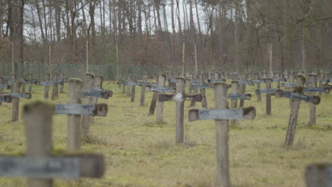 toma estática de viejos crucifijos en el cementerio abandonado