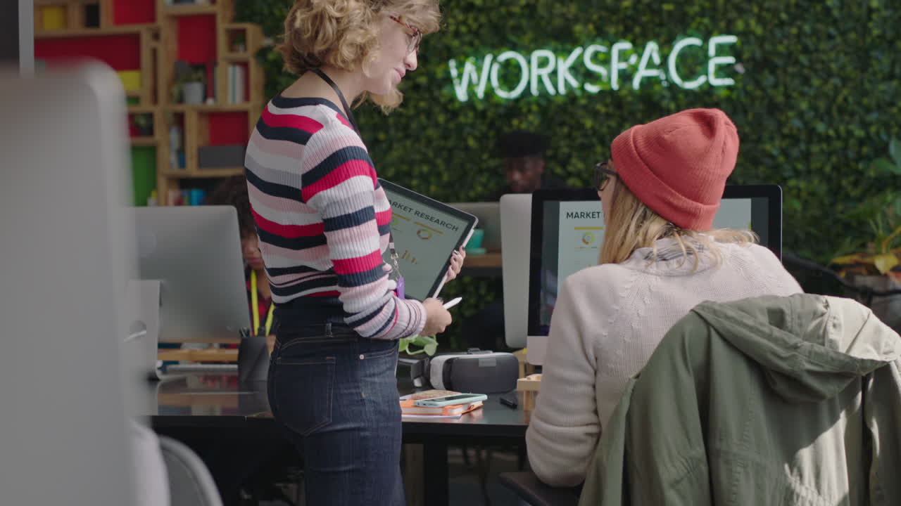 태블릿 컴퓨터를 사용하여 브레인스토밍하는 사업가 팀 리더 여성 마케팅 연구를 공유하는 창의적인 전략에 대해 논의하는 동료들이 함께 일하는 현대적인 사무실에서 팀워크를 즐기는