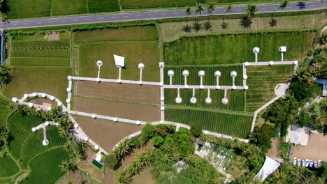 印尼蒙蒂蘭的綠色<unk>田和餐廳上空的空中下降