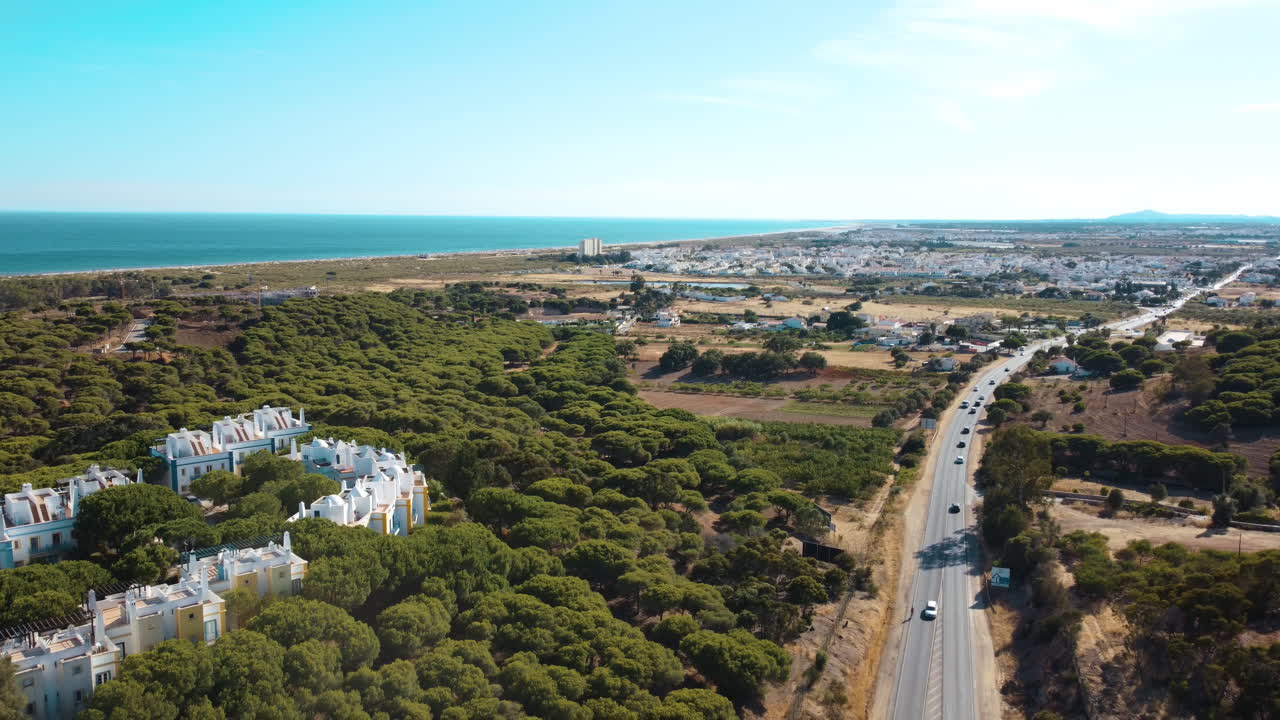 vista panorámica sobre praia verde con la ciudad de altura en el fondo en portugal - retroceso aéreo