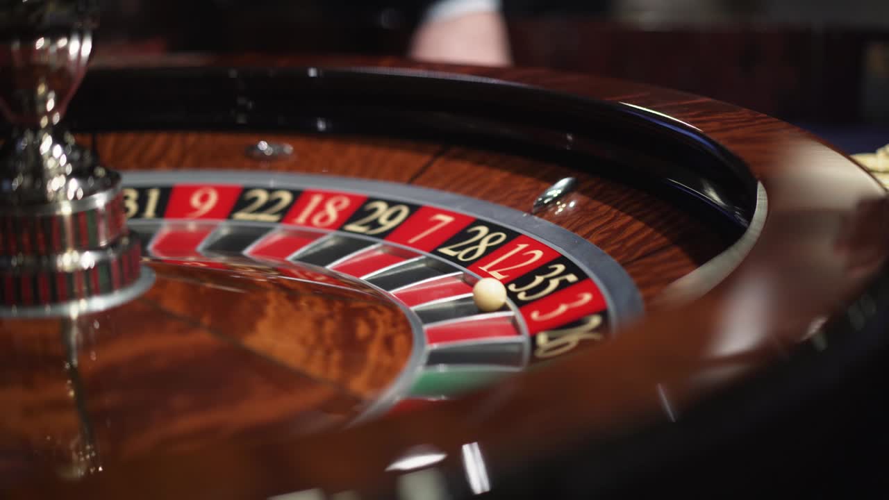 Roulette i casinoet snurrer og hvid kugle