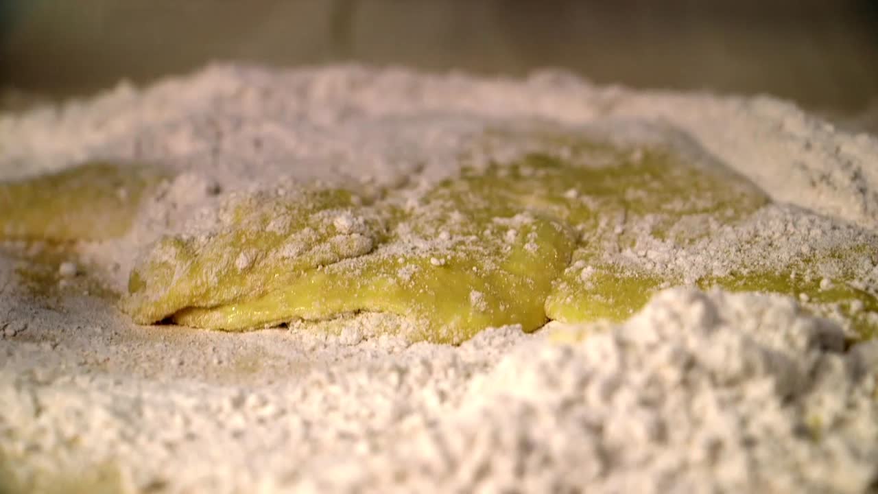 달 ⁇  과 밀가루 를  ⁇ 어 신선 한 파스타 를 만드는 것