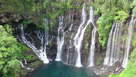 grand galet cae en la cascada langevin en la isla de réunion