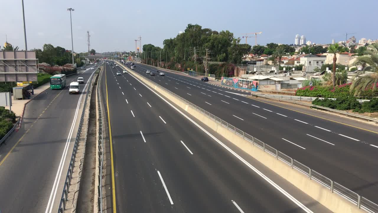 모터 교통은 이스라엘 네타니아 시의 고속도로에서 빠르게 운행됩니다.