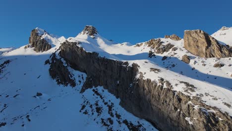 Imágenes-De-Drones-De-Una-Pacífica-Cordillera-Nevada