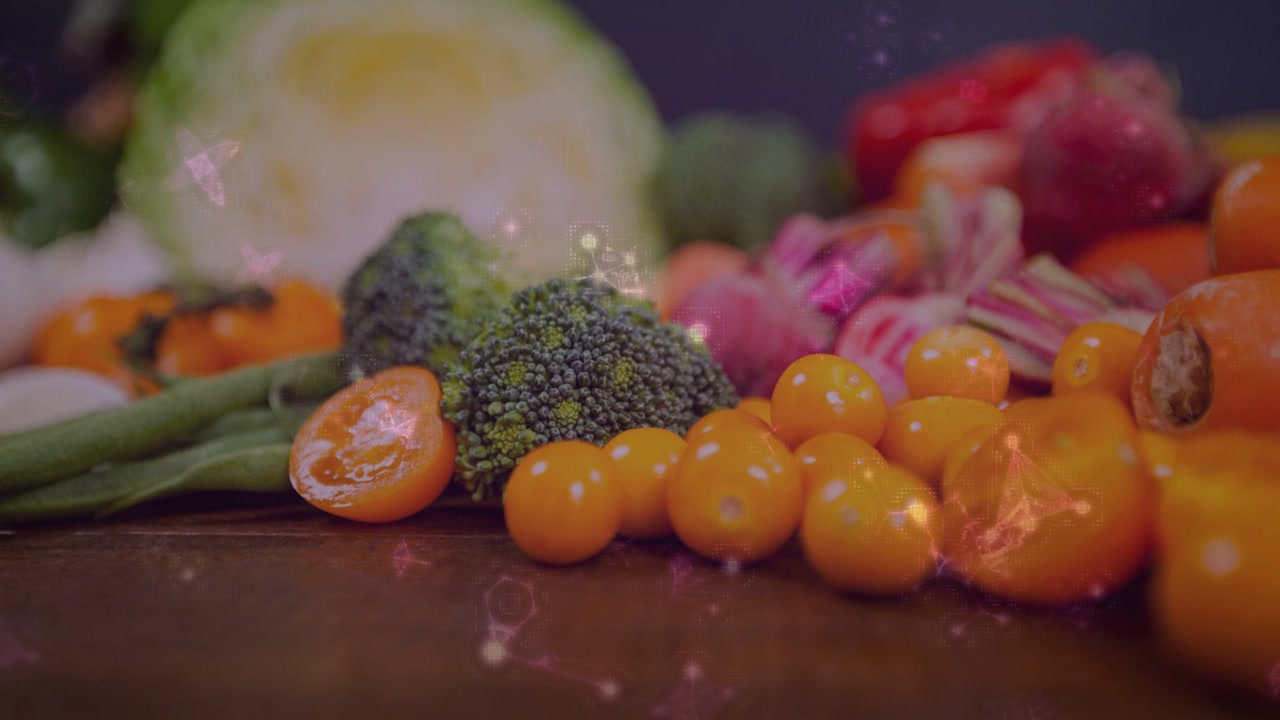 Verdure su tavolo di legno, luci bokeh che fluttuano, accentuando un pomodoro tagliato a metà e broccoli per il cibo.