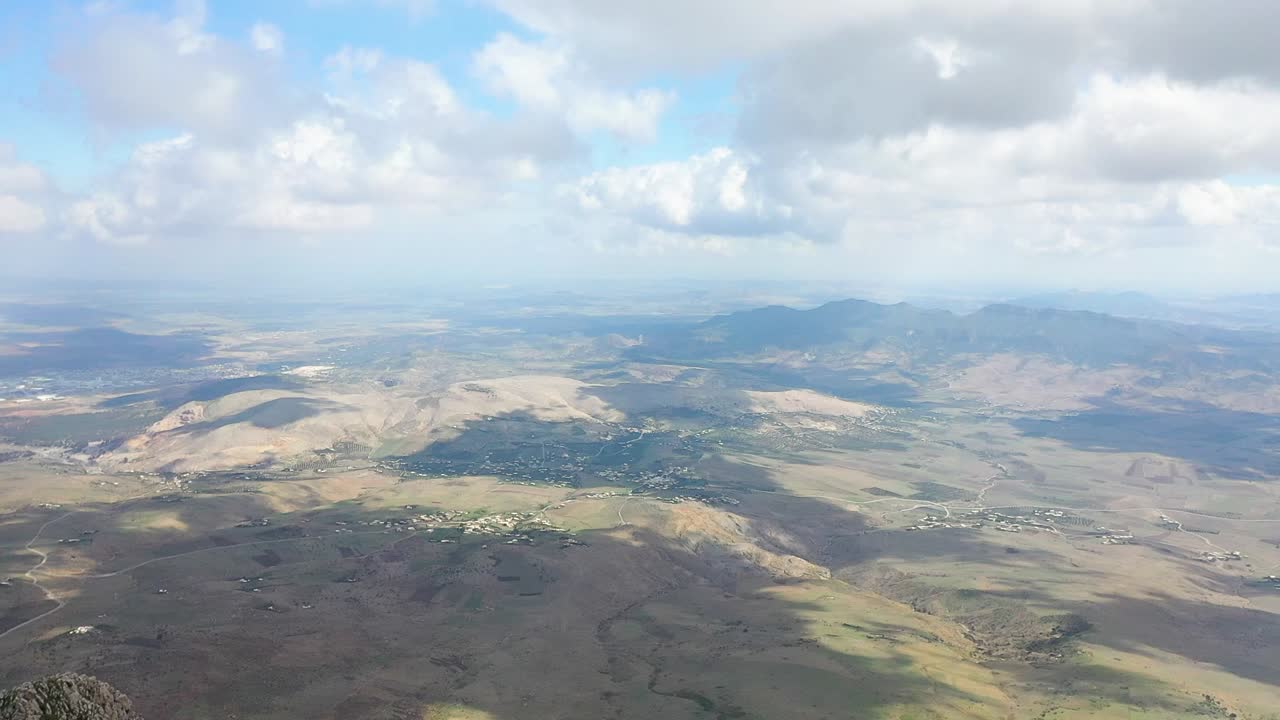 일부 관광 등산객이 정상에 있는 튀니지 자구안 정상 위로 날아가는 빠른 드론 클립