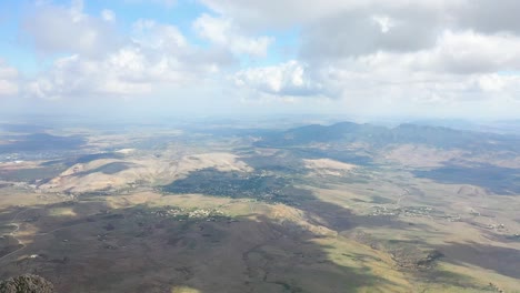 un clip de drone rapide survolant le pic de zaghouan, tunisie avec quelques randonneurs touristiques au sommet