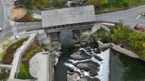 Top-Down-Antenne-Der-überdachten-Brücke-In-Neuengland