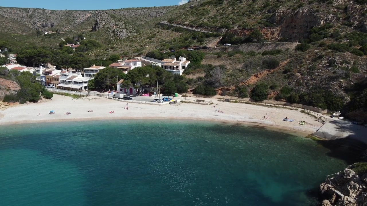 Vista aérea da bela praia de Granadella em Javea, Espanha.