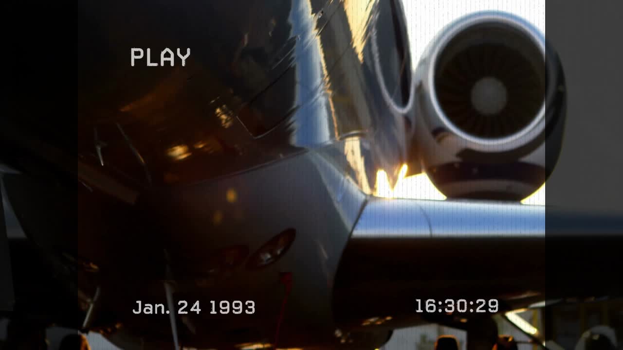 Fusoliera e motore di un jet privato animati in un rendering 3D al tramonto con sovrapposizione di icone VHS.