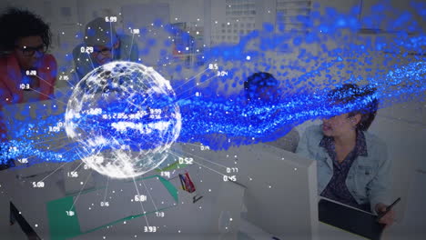 animación de la red global y partículas azules que procesan datos sobre diversos colegas en el trabajo