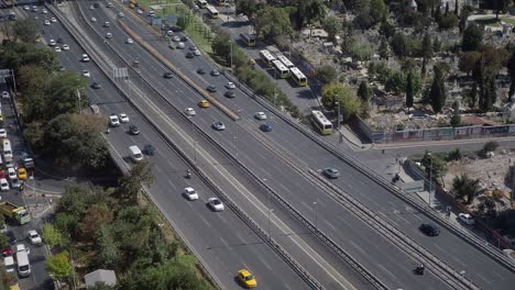 vista aérea de la carretera de la ciudad con tráfico