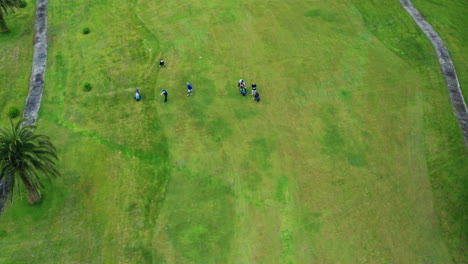 Toma-Aérea-Cinematográfica-De-Un-Campo-De-Golf-Verde-Con-Un-Dron