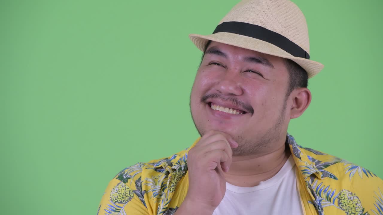 고 잘생긴 젊은 아시아 관광객