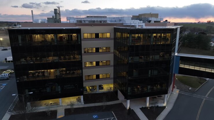 Edificio per uffici generico in America al tramonto