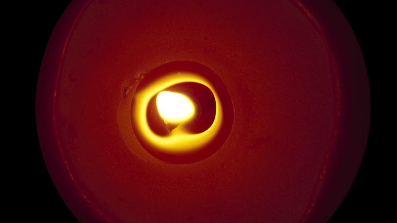 красная свеча горит timelapse высокий угол зрения