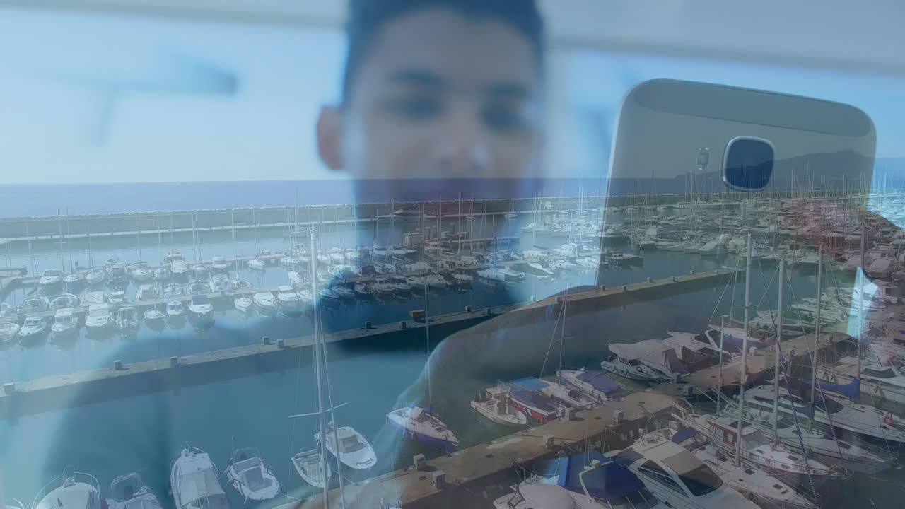 animación de un hombre usando un teléfono inteligente sobre la marina
