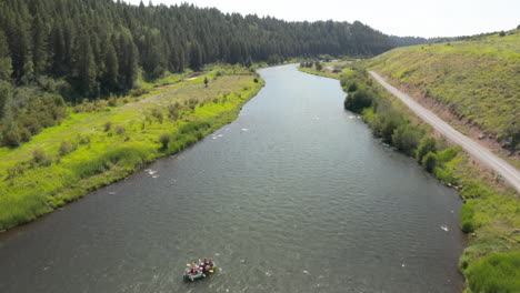 Panorámica-Sobrevolar-Imágenes-De-Drones-De-Bote-A-La-Deriva-A-Lo-Largo-Del-Río-Snake-De-Henry&#39;s-Fork-En-El-Sureste-De-Idaho,-EE.-UU.