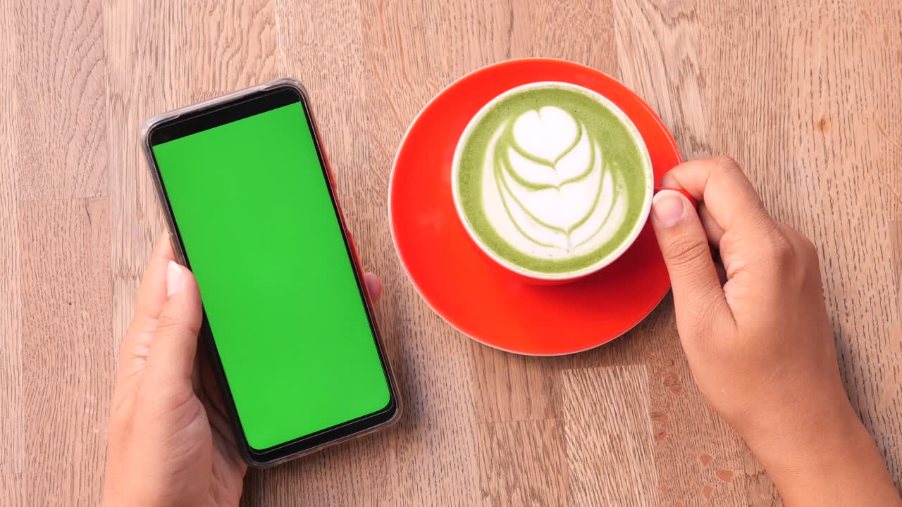 teléfono inteligente de pantalla verde y matcha latte
