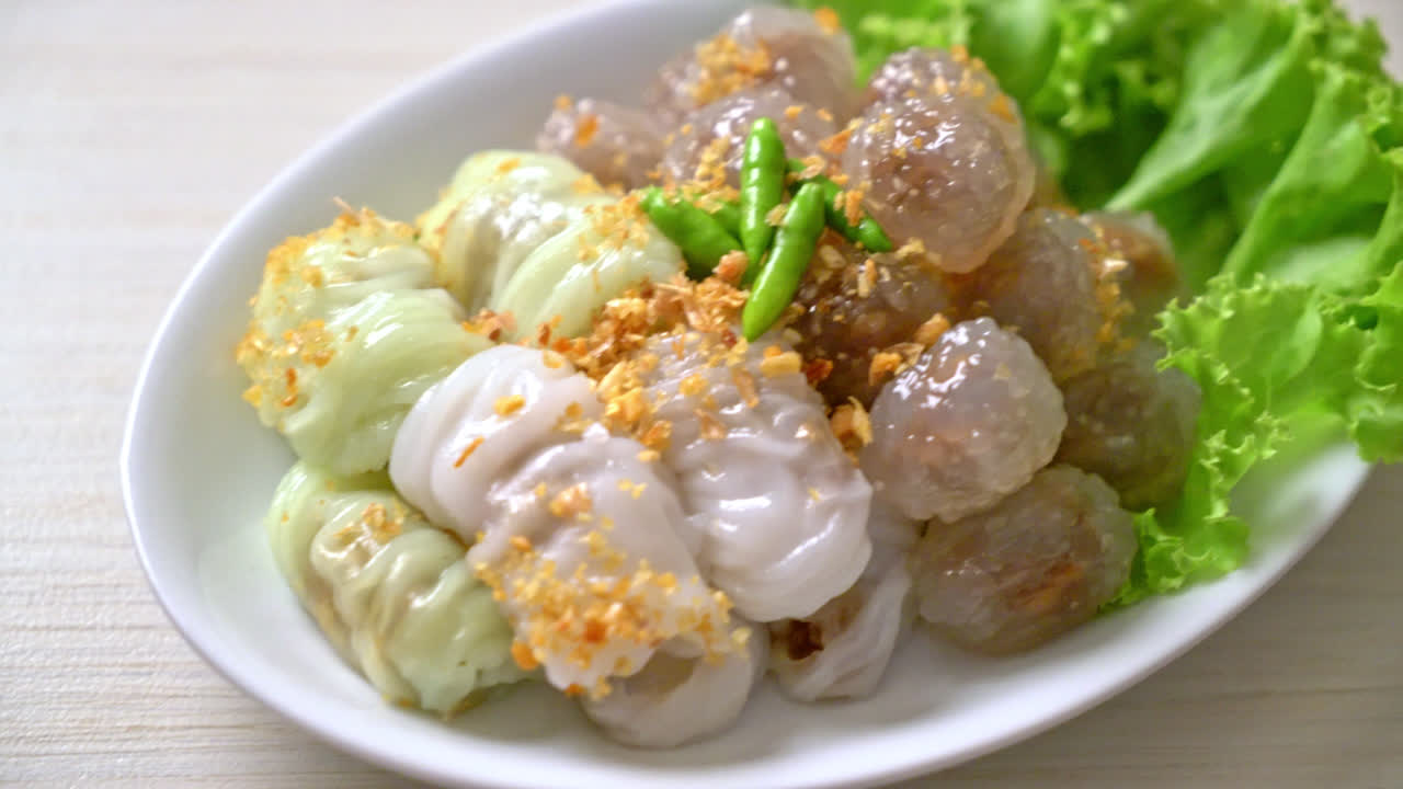 bánh dumplings với vỏ gạo và bánh dumpling tapioca với thịt lợn