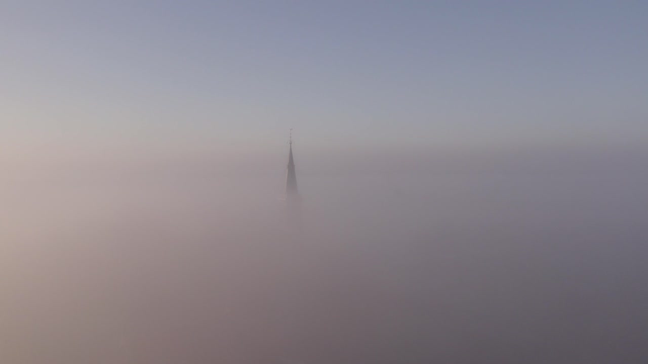 밀집한 안개와 함께 friesland의 cornwerd 교회 쪽으로 날아, 공중