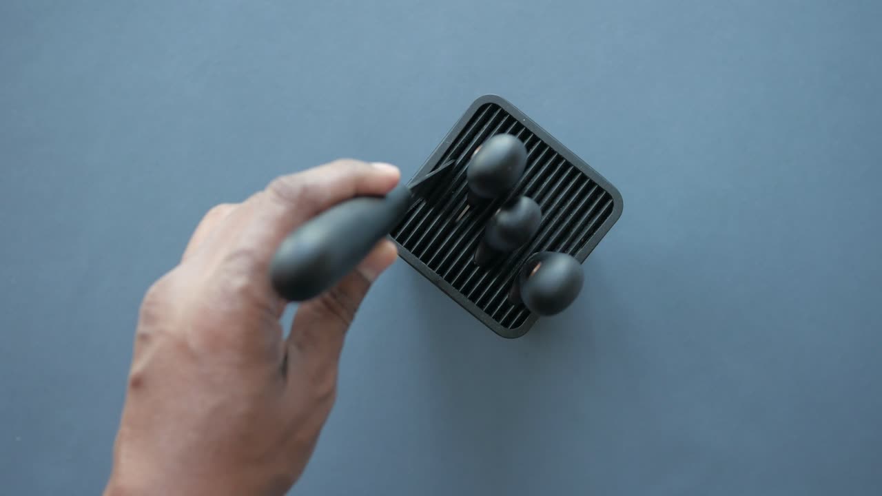 Manipulando um pequeno dispositivo preto