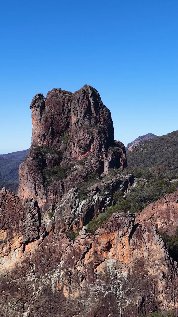 Panoramica di aspre cime vulcaniche e pareti rocciose nel Parco Nazionale Warrumbungle, Australia.