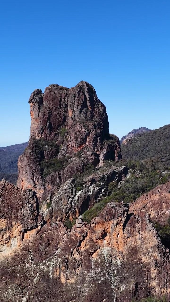 Panoramica di aspre cime vulcaniche e pareti rocciose nel Parco Nazionale Warrumbungle, Australia.
