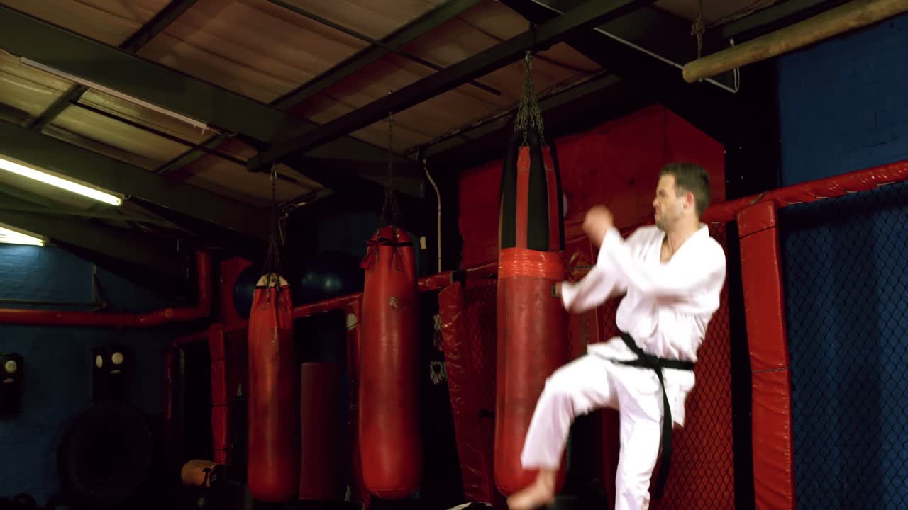 hombre practicando karate