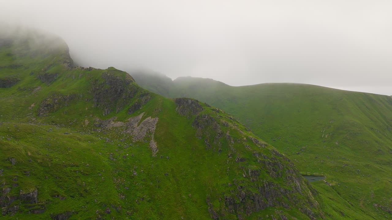 노르웨이 로포텐 섬 의 이터샌드 해변 에 있는 산 들 위 의 안개 하늘