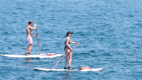 dos personas remando en el océano