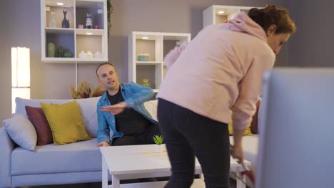 limpieza en casa. marido y mujer discutiendo.