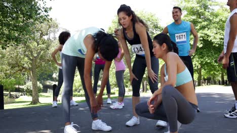 un grupo de personas estirándose antes de una carrera