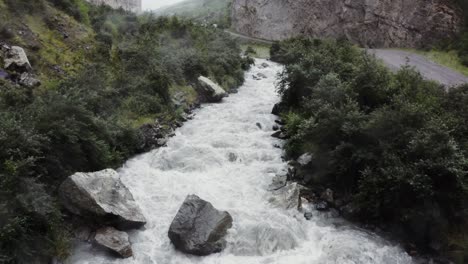 río de montaña de flujo rápido