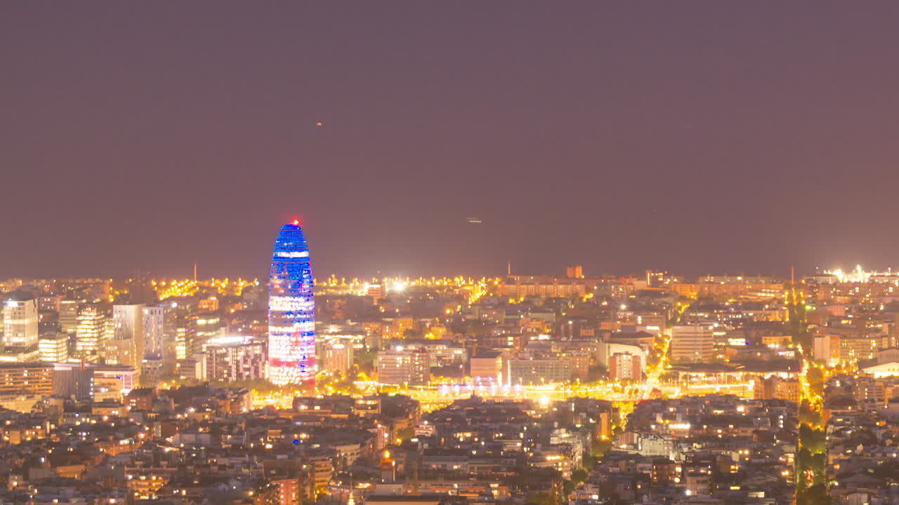 timelapse de barcelona de noche visto desde el turó de la rovira o bunkers del carmel