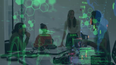 animación del procesamiento de datos sobre diversas personas de negocios en la oficina
