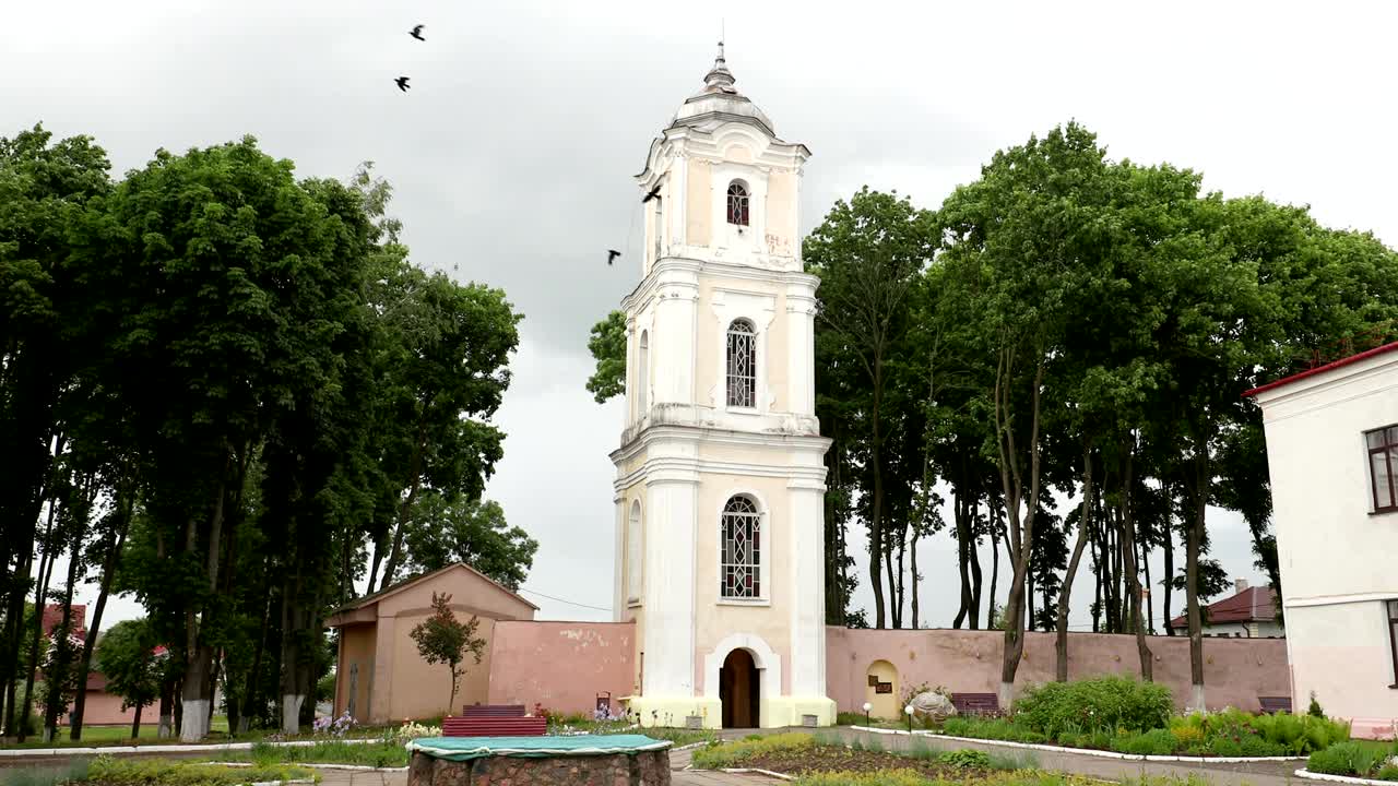 nesvizh, bielorrusia. vista de la torre de la campana de brama de nyasvizh ubicada en el territorio del antiguo monasterio benedictino. día de verano. zoom, zoom out
