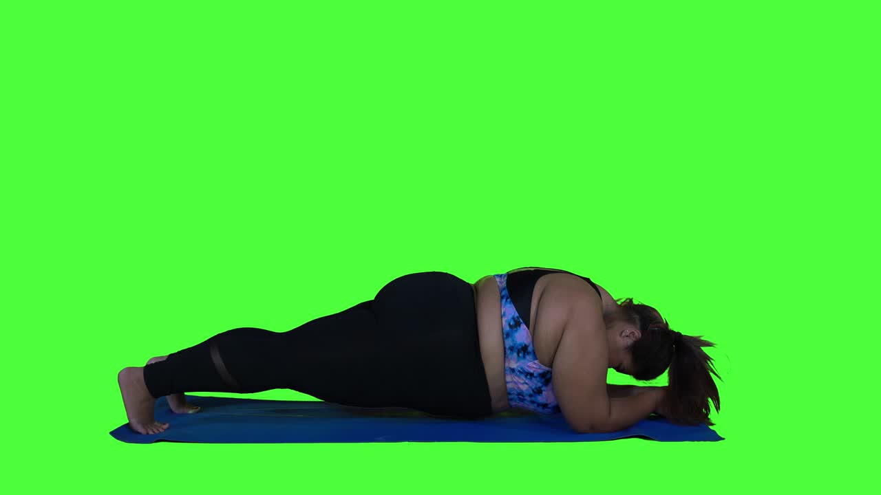 Vista laterale di donna con obesità che esegue esercizi di plank