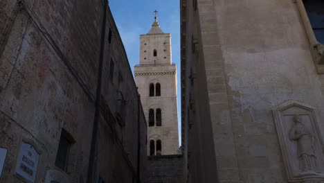 Matera,-Itlay-Piazza-Duomo,-Der-Durch-Gebäude-Emporragt