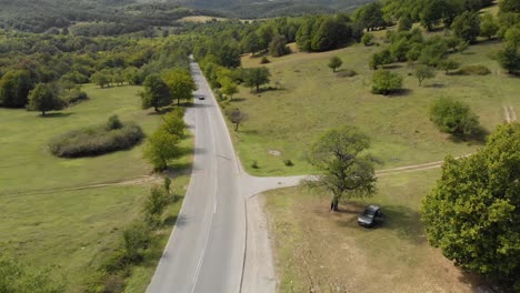 Un-Dron-Aéreo-Disparó-Sobre-Una-Carretera-Extraurbana-En-El-Valle-Y-El-Auto-Pasó-Cuesta-Arriba