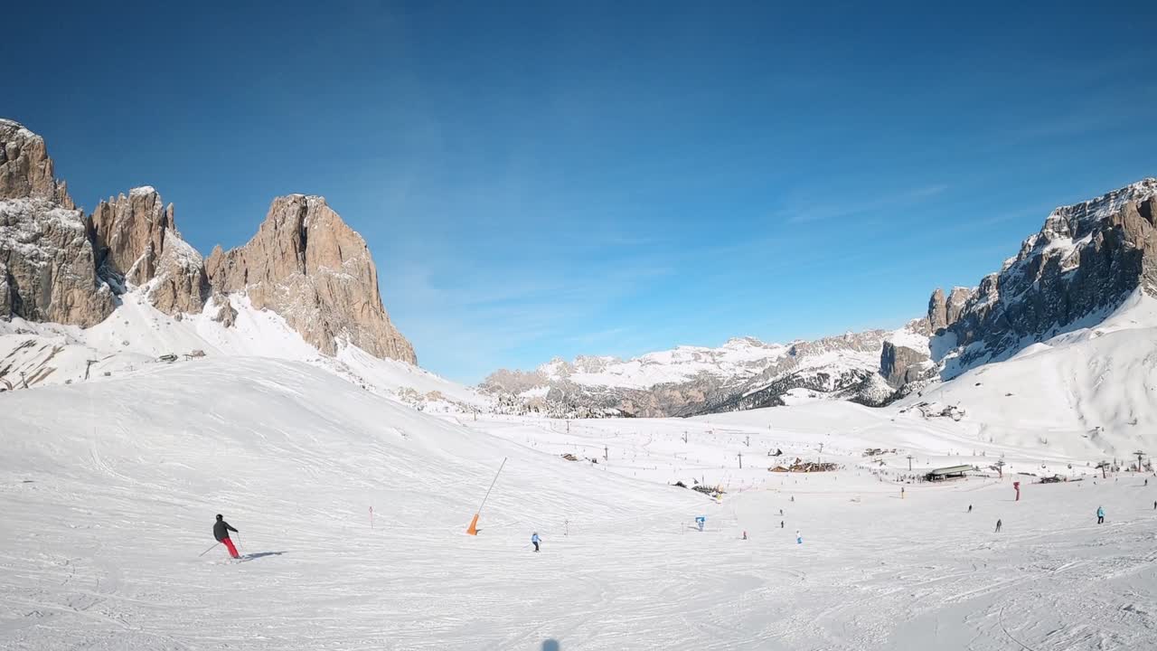 fpv pov de esquí alpino en las dolomitas, italia