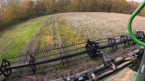 punto de vista de un agricultor que usa una cosechadora y un cabezal de soya para cosechar frijoles en el borde del campo en el medio oeste